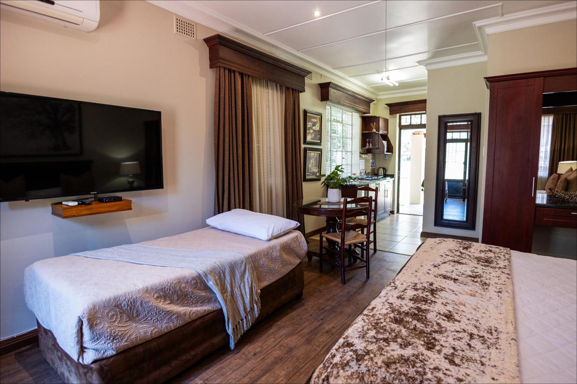 Scott'S Manor Guesthouse Function And Conference Venue Lichtenburg Bagian luar foto